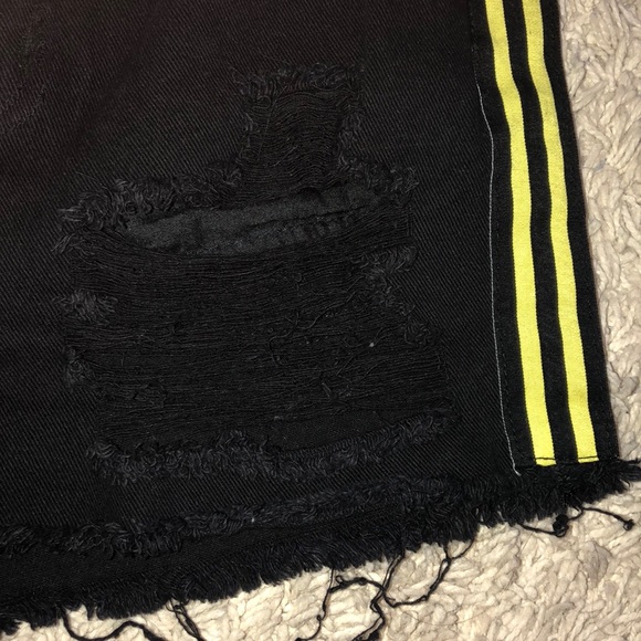 Black Jean Shorts- SIGNATURE8 brand - Picture 2 of 3